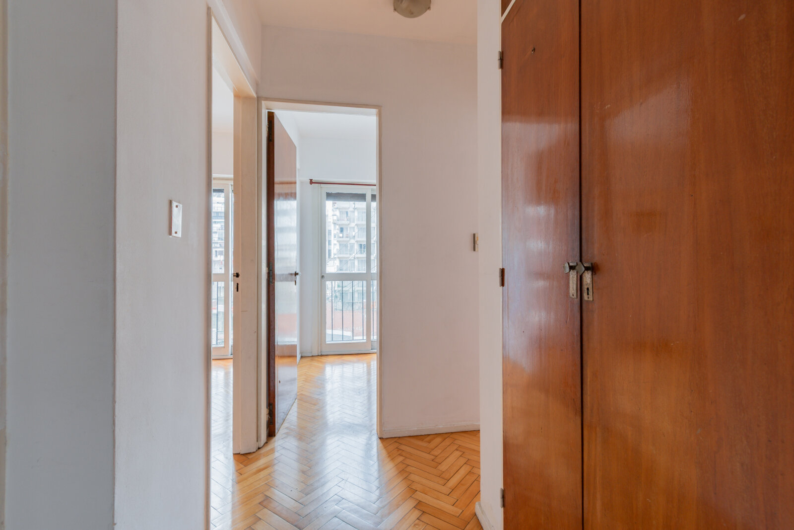 Departamento cuatro ambientes. Semi piso con balcón. Luminoso. Conectividad - 15