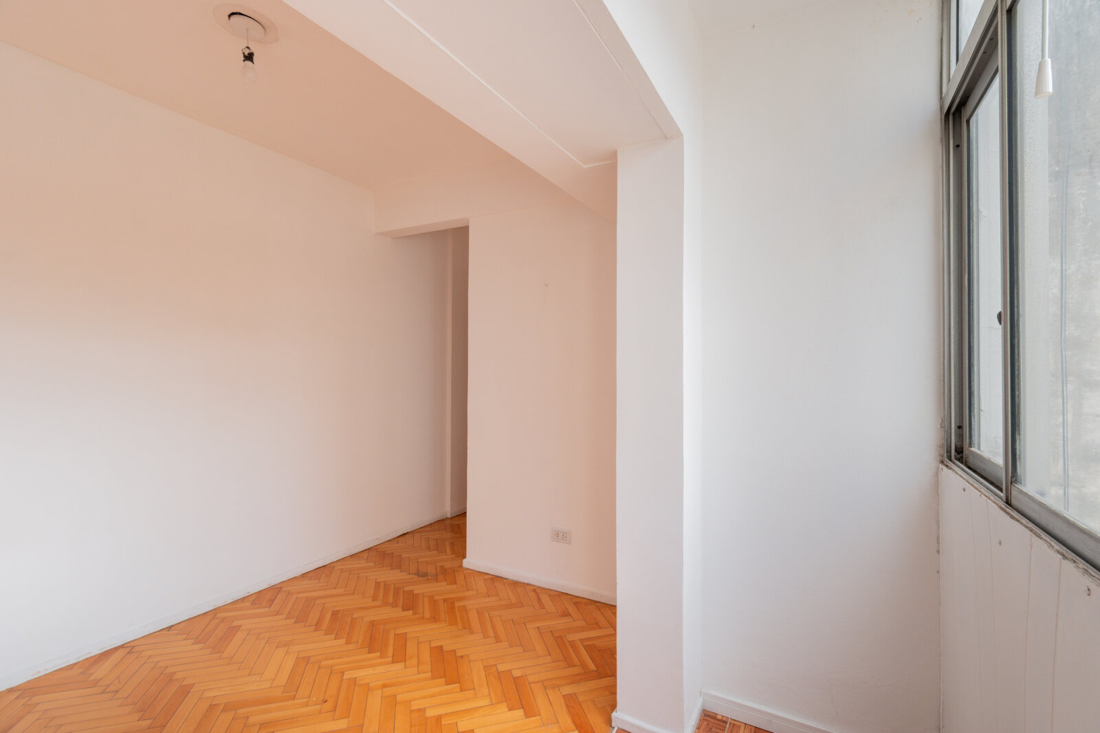 Departamento cuatro ambientes. Semi piso con balcón. Luminoso. Conectividad - 20