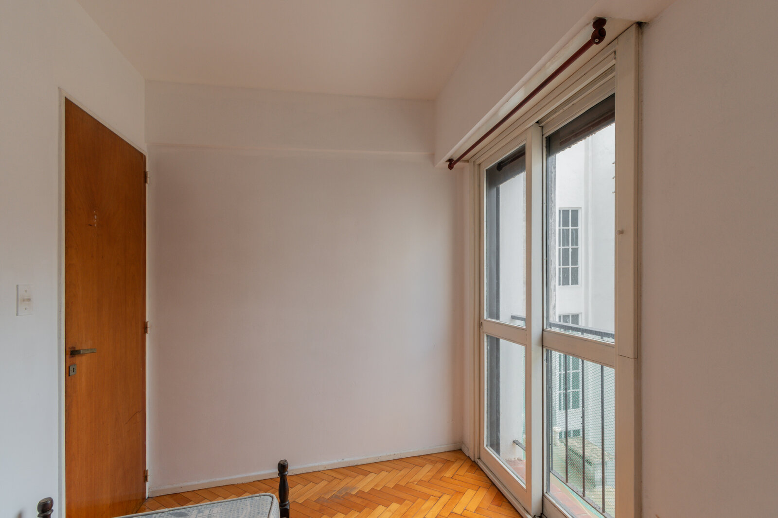 Departamento cuatro ambientes. Semi piso con balcón. Luminoso. Conectividad - 18