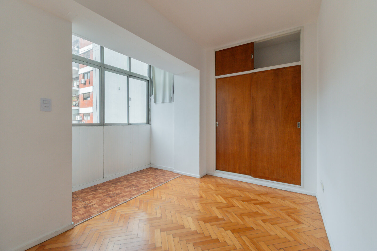 Departamento cuatro ambientes. Semi piso con balcón. Luminoso. Conectividad - 21