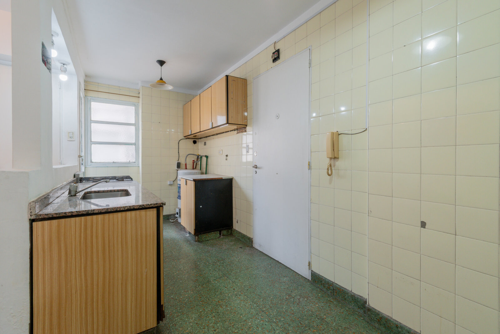 Departamento cuatro ambientes. Semi piso con balcón. Luminoso. Conectividad - 11