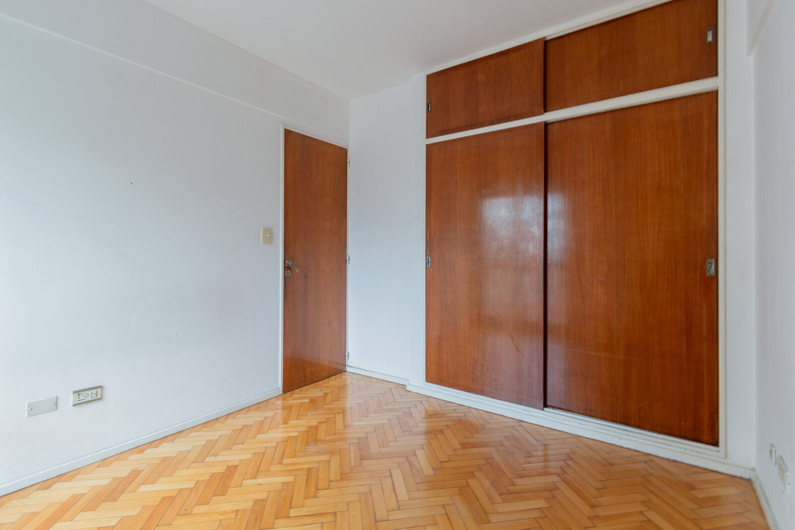Departamento cuatro ambientes. Semi piso con balcón. Luminoso. Conectividad - 23