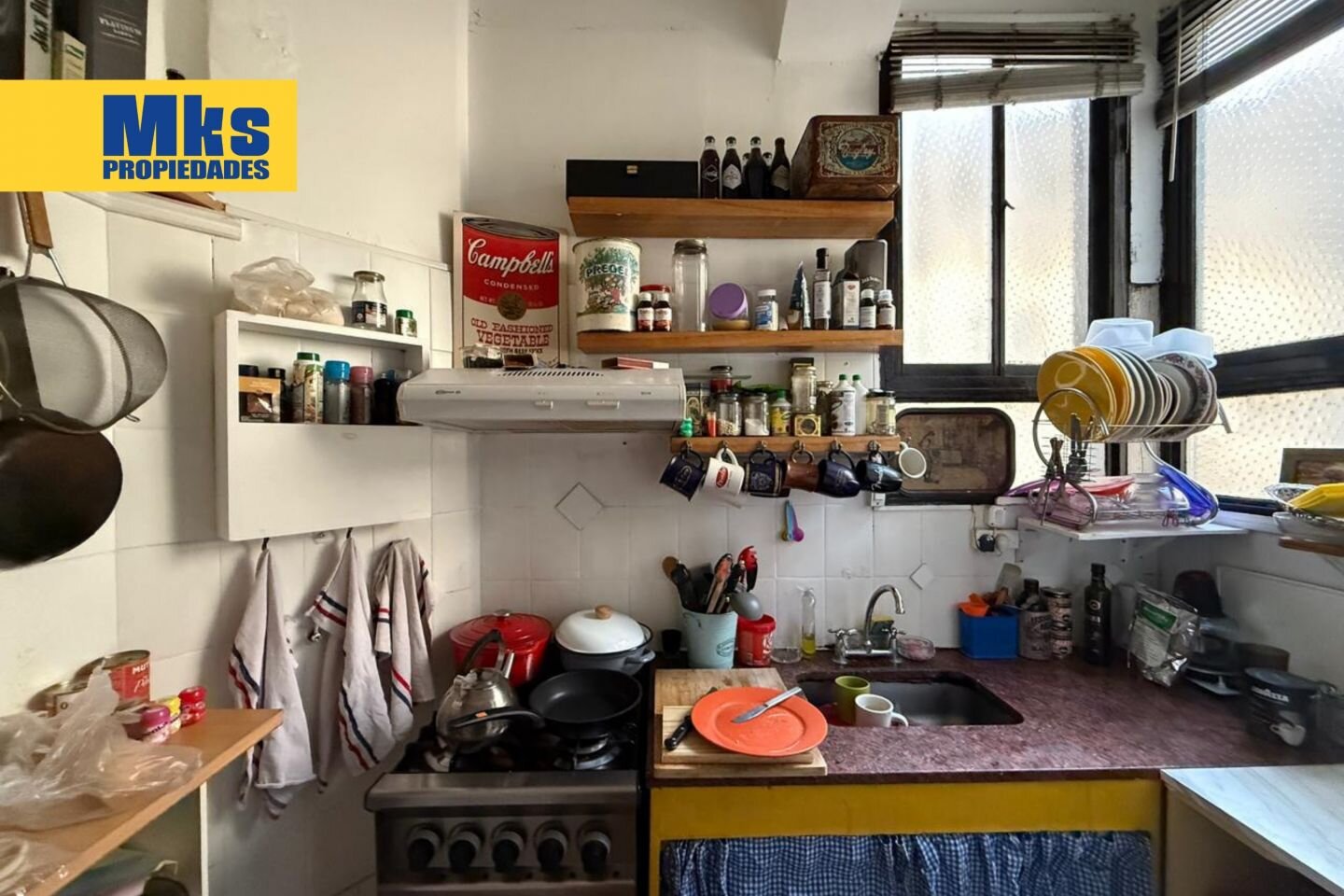 Venta. 3 ambientes. Av Caseros y Montes de Oca. Luminoso. - 4