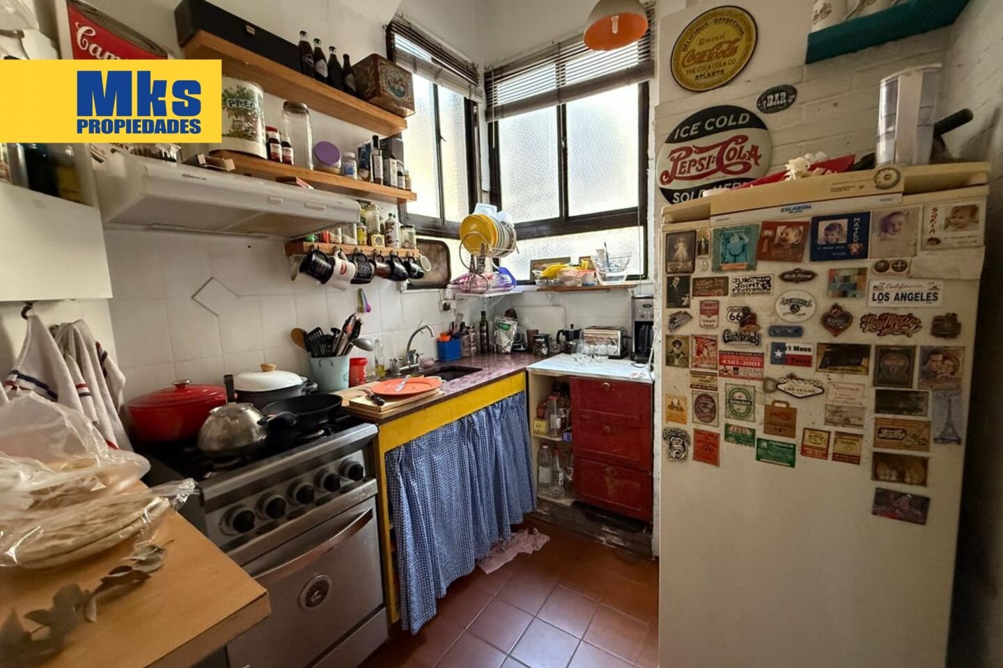 Venta. 3 ambientes. Av Caseros y Montes de Oca. Luminoso. - 3