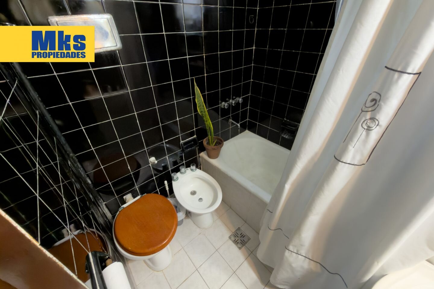 Venta. Casa 4 ambientes. Patio y Jardin. Barrio cerrado. - 7