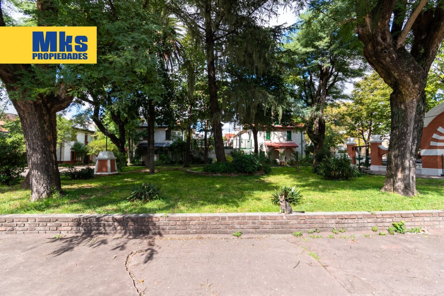 Venta. Casa 4 ambientes. Patio y Jardin. Barrio cerrado. - 28