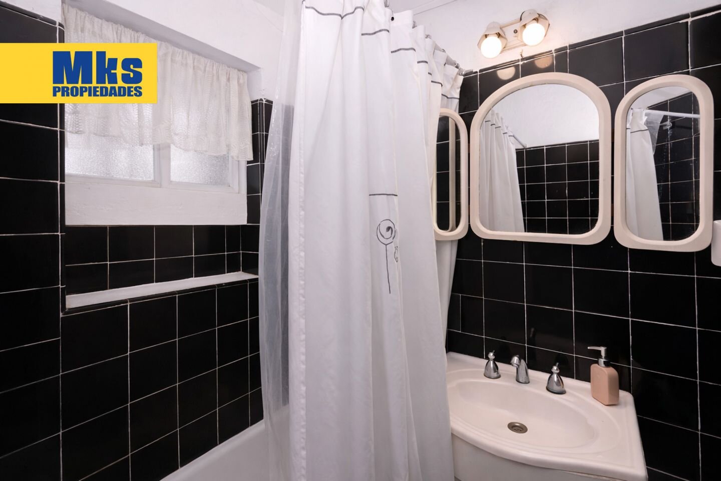 Venta. Casa 4 ambientes. Patio y Jardin. Barrio cerrado. - 8