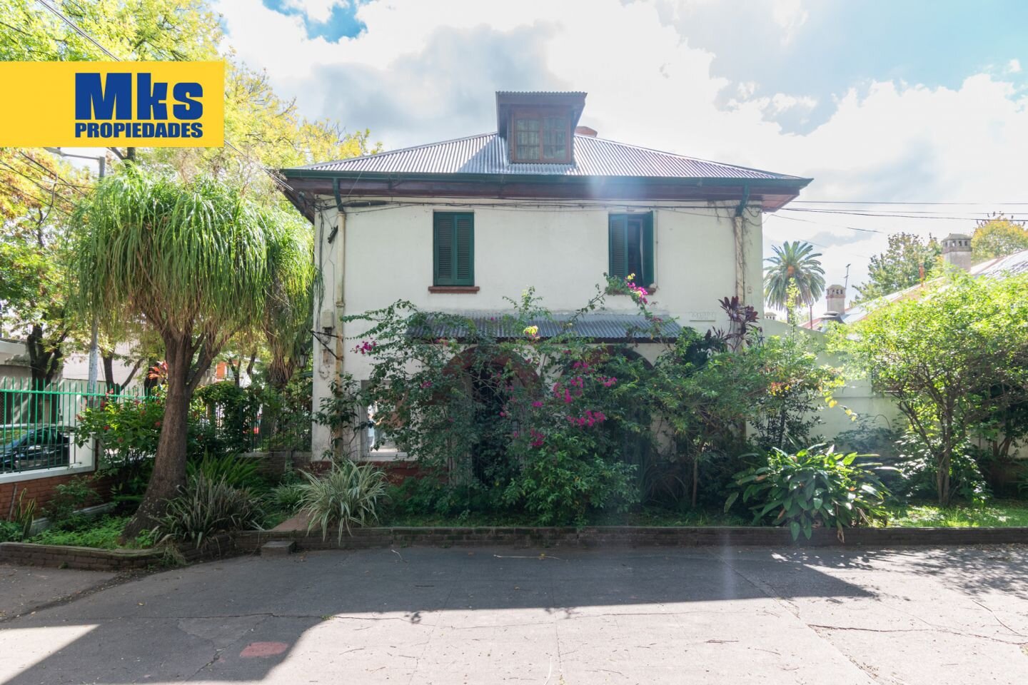 Venta. Casa 4 ambientes. Patio y Jardin. Barrio cerrado. - 30