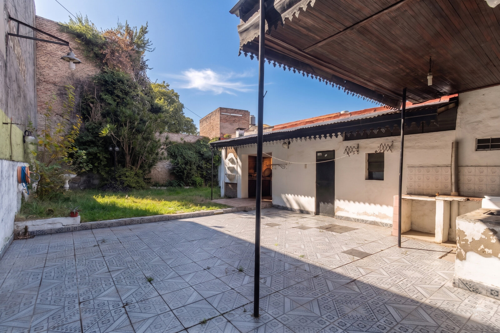 VENTA. CASA 5 AMBIENTES. JARDÍN. QUINCHO. COCHERA. FLORES - 2