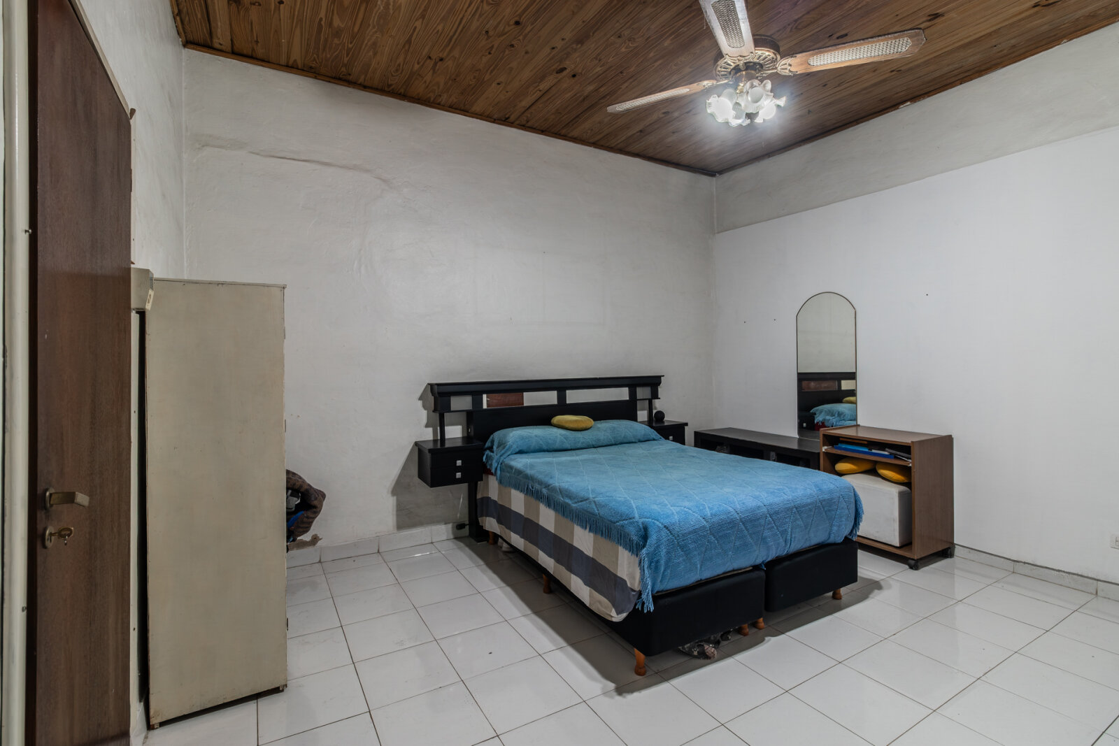 VENTA. CASA 5 AMBIENTES. JARDÍN. QUINCHO. COCHERA. FLORES - 30