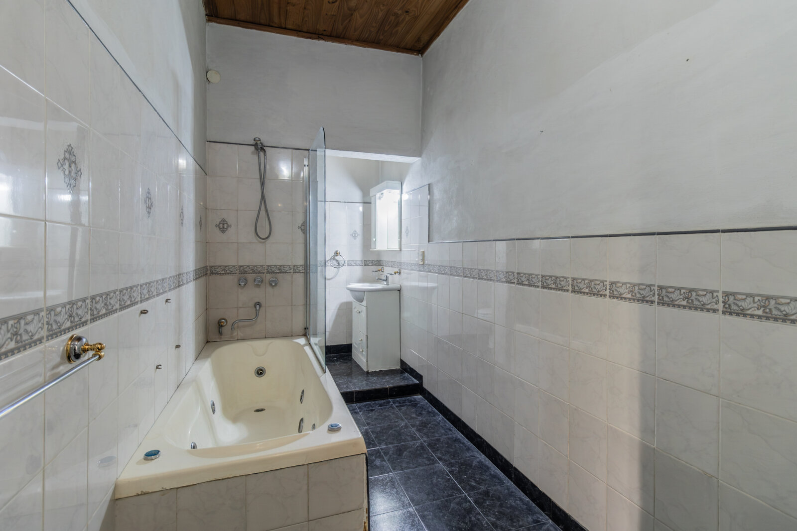 VENTA. CASA 5 AMBIENTES. JARDÍN. QUINCHO. COCHERA. FLORES - 26