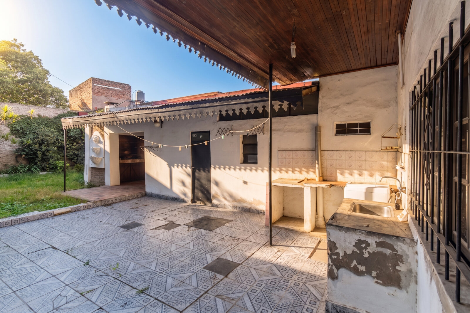 VENTA. CASA 5 AMBIENTES. JARDÍN. QUINCHO. COCHERA. FLORES - 6