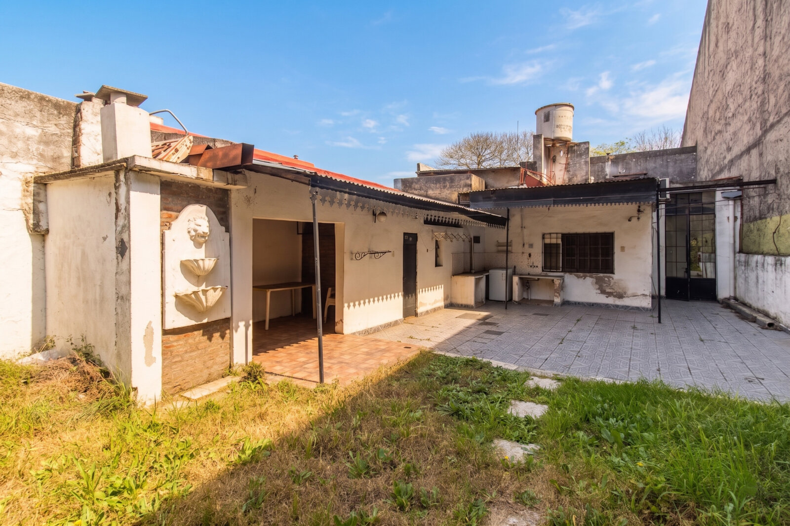 VENTA. CASA 5 AMBIENTES. JARDÍN. QUINCHO. COCHERA. FLORES - 8