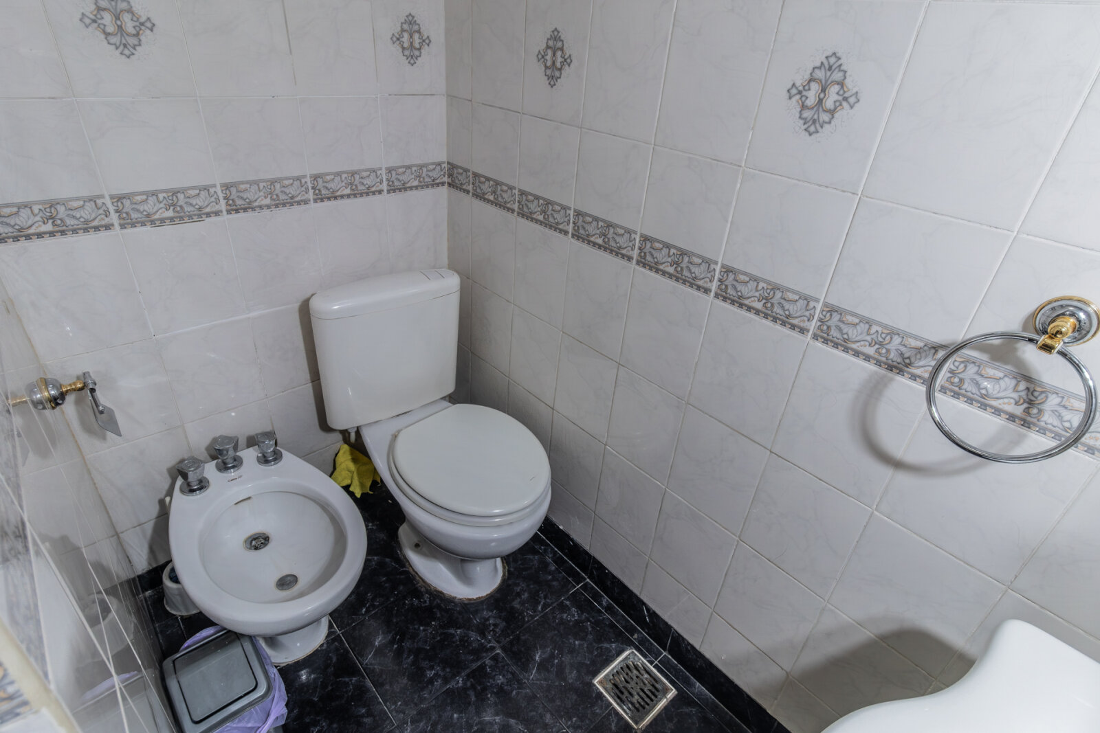 VENTA. CASA 5 AMBIENTES. JARDÍN. QUINCHO. COCHERA. FLORES - 27