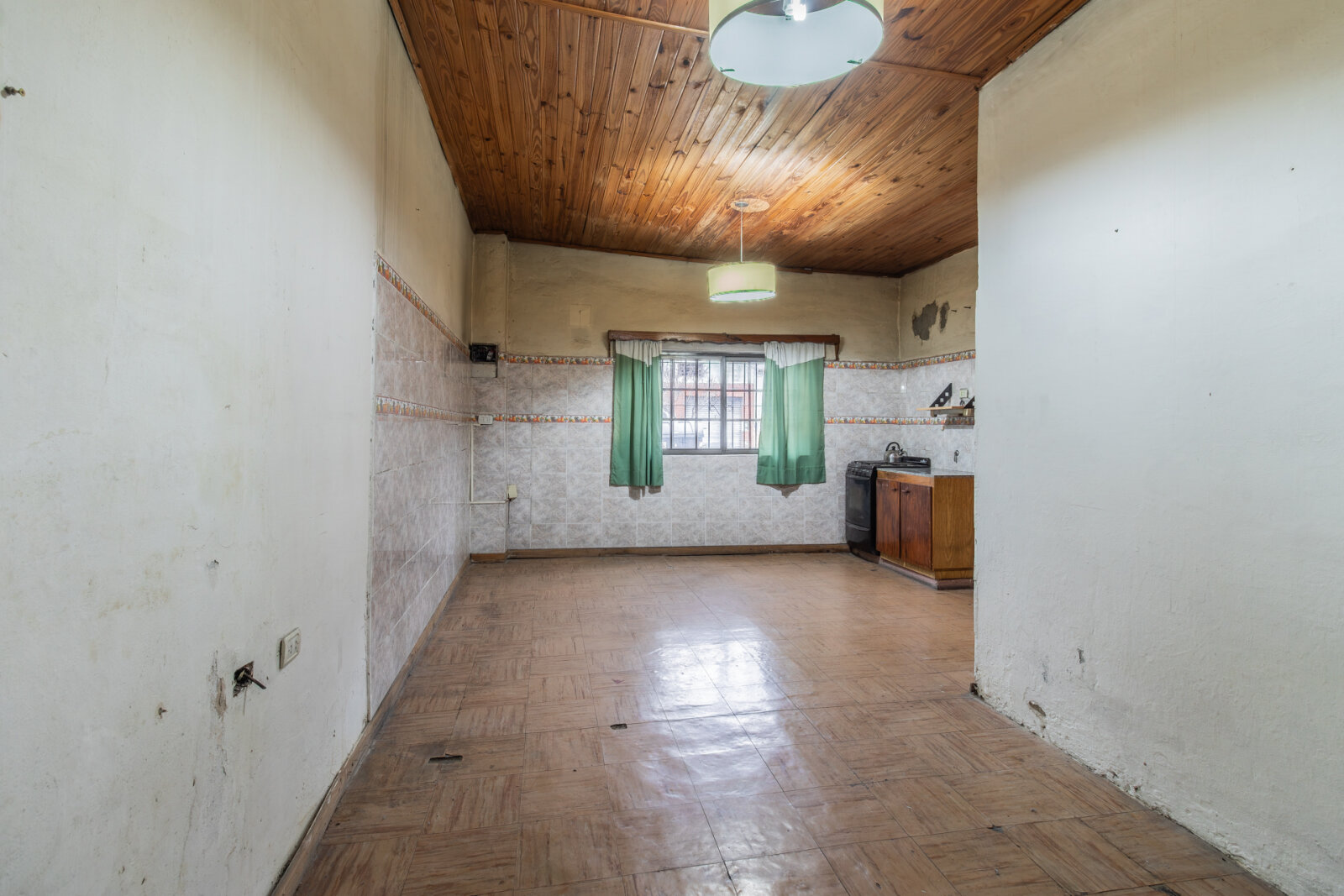 VENTA. CASA 5 AMBIENTES. JARDÍN. QUINCHO. COCHERA. FLORES - 32