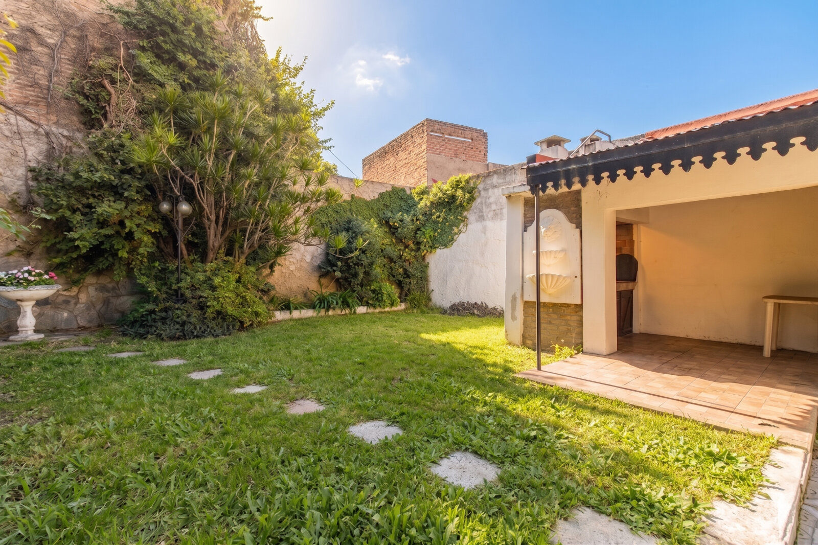 VENTA. CASA 5 AMBIENTES. JARDÍN. QUINCHO. COCHERA. FLORES - 9