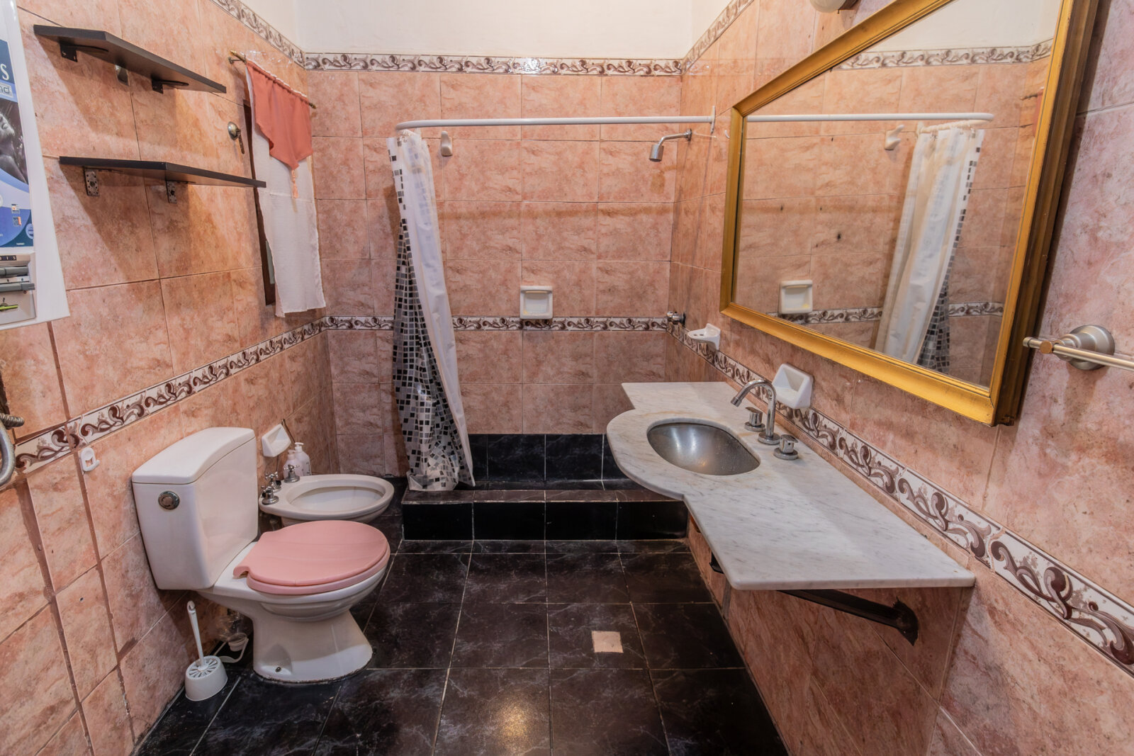 VENTA. CASA 5 AMBIENTES. JARDÍN. QUINCHO. COCHERA. FLORES - 36