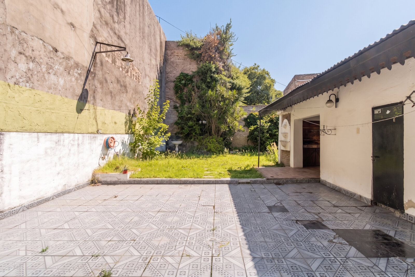 VENTA. CASA 5 AMBIENTES. JARDÍN. QUINCHO. COCHERA. FLORES - 5