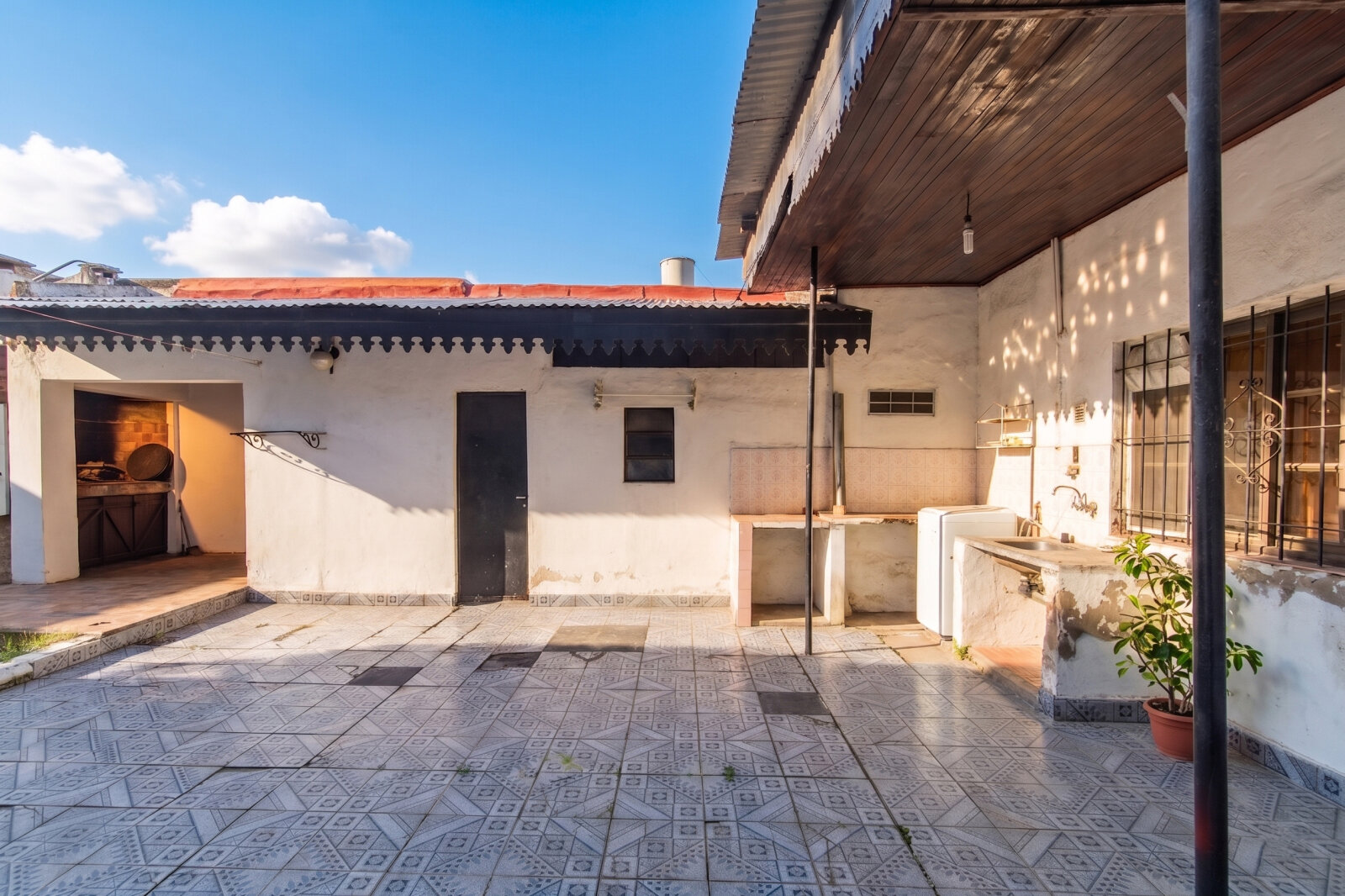 VENTA. CASA 5 AMBIENTES. JARDÍN. QUINCHO. COCHERA. FLORES - 7
