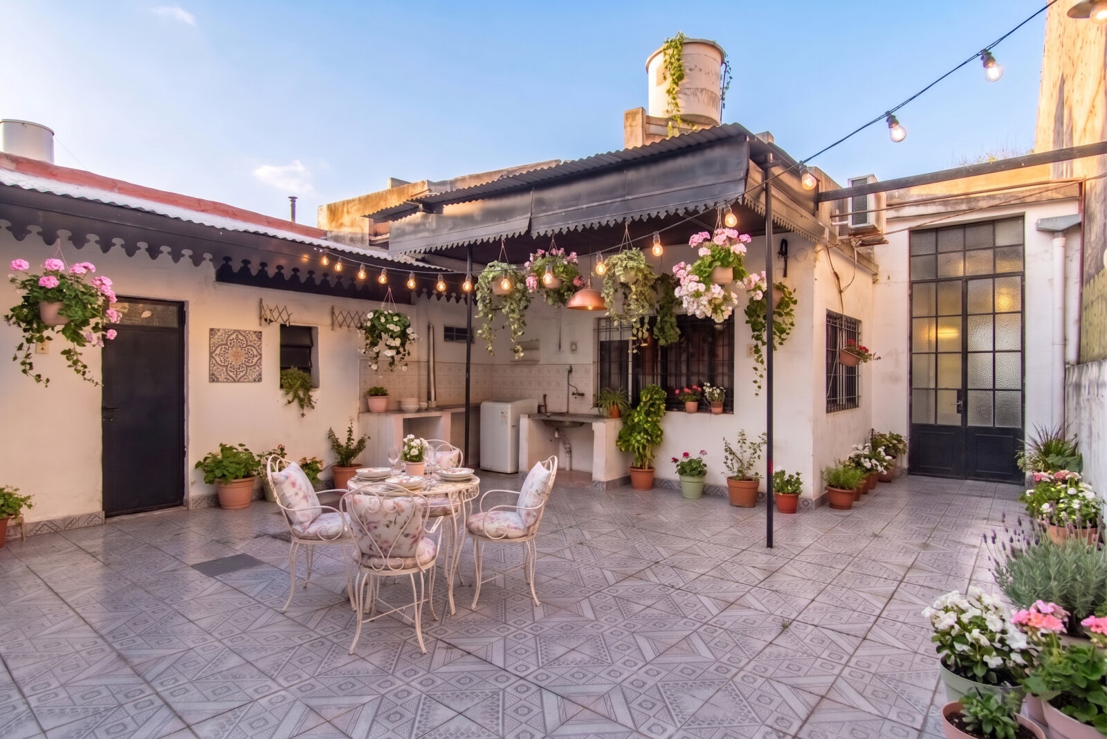 VENTA. CASA 5 AMBIENTES. JARDÍN. QUINCHO. COCHERA. FLORES - 3