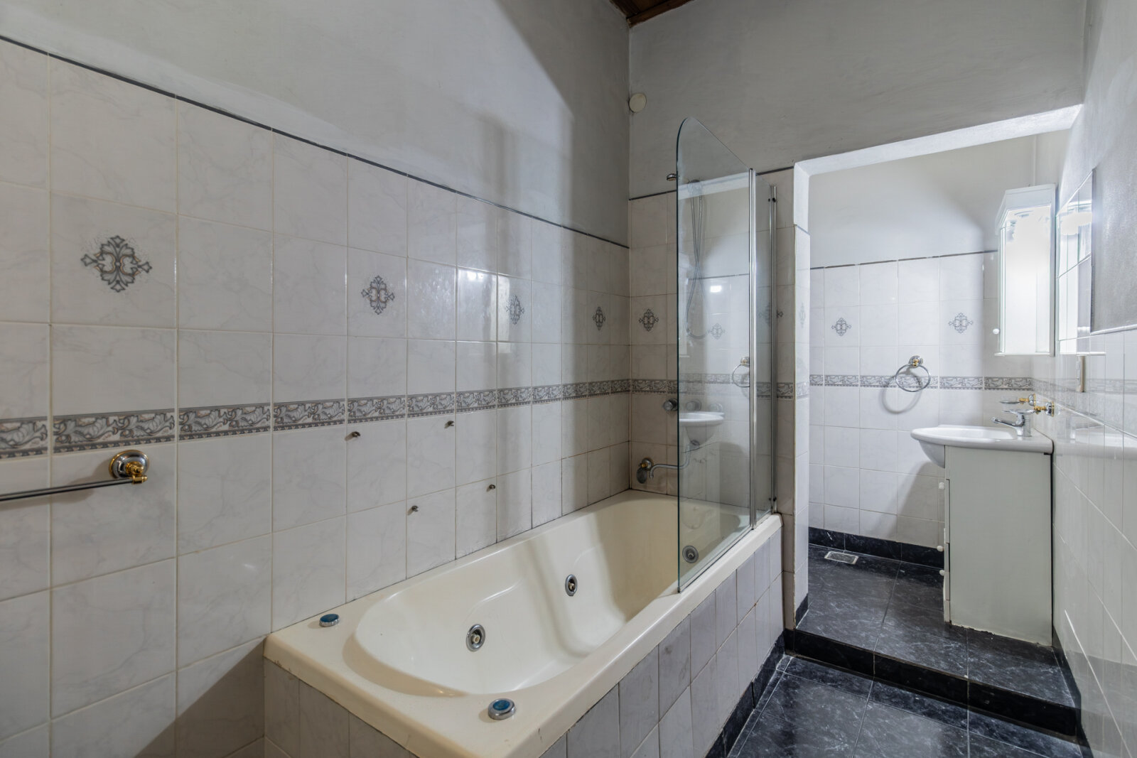 VENTA. CASA 5 AMBIENTES. JARDÍN. QUINCHO. COCHERA. FLORES - 25