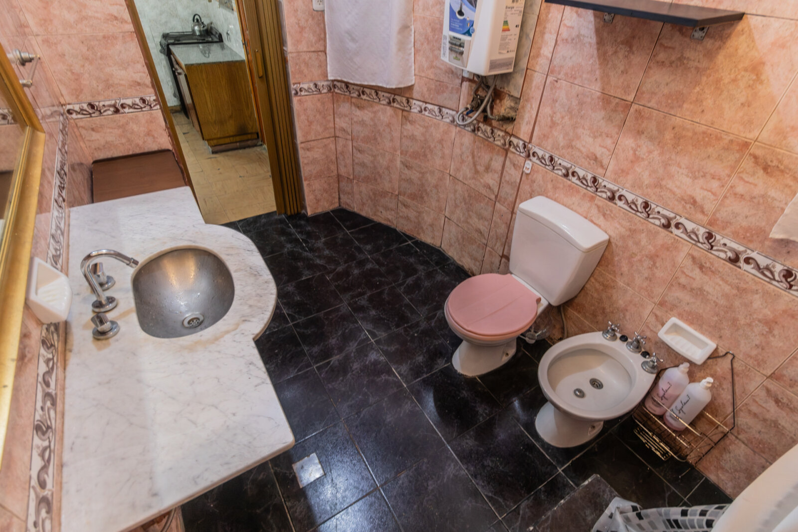 VENTA. CASA 5 AMBIENTES. JARDÍN. QUINCHO. COCHERA. FLORES - 37