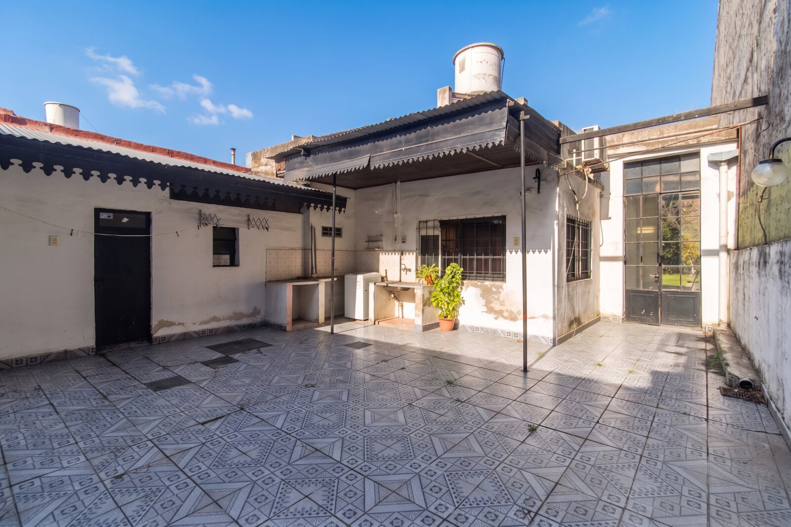 VENTA. CASA 5 AMBIENTES. JARDÍN. QUINCHO. COCHERA. FLORES - 4