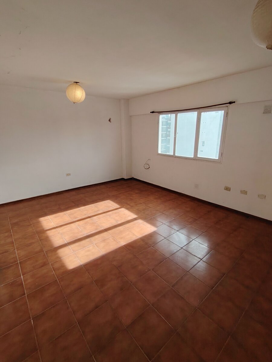 AV. PELLEGRINI 1362 08 04 - 2