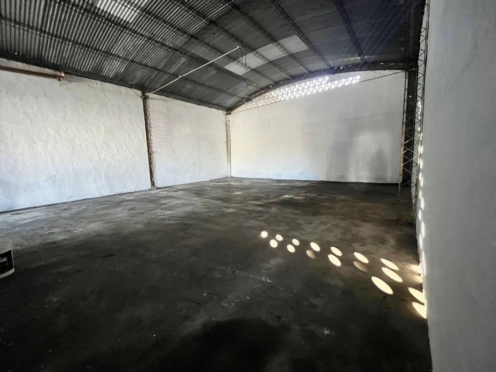 ALQUILO GALPÓN BARRIO DEAN FUNES - Imagen 4