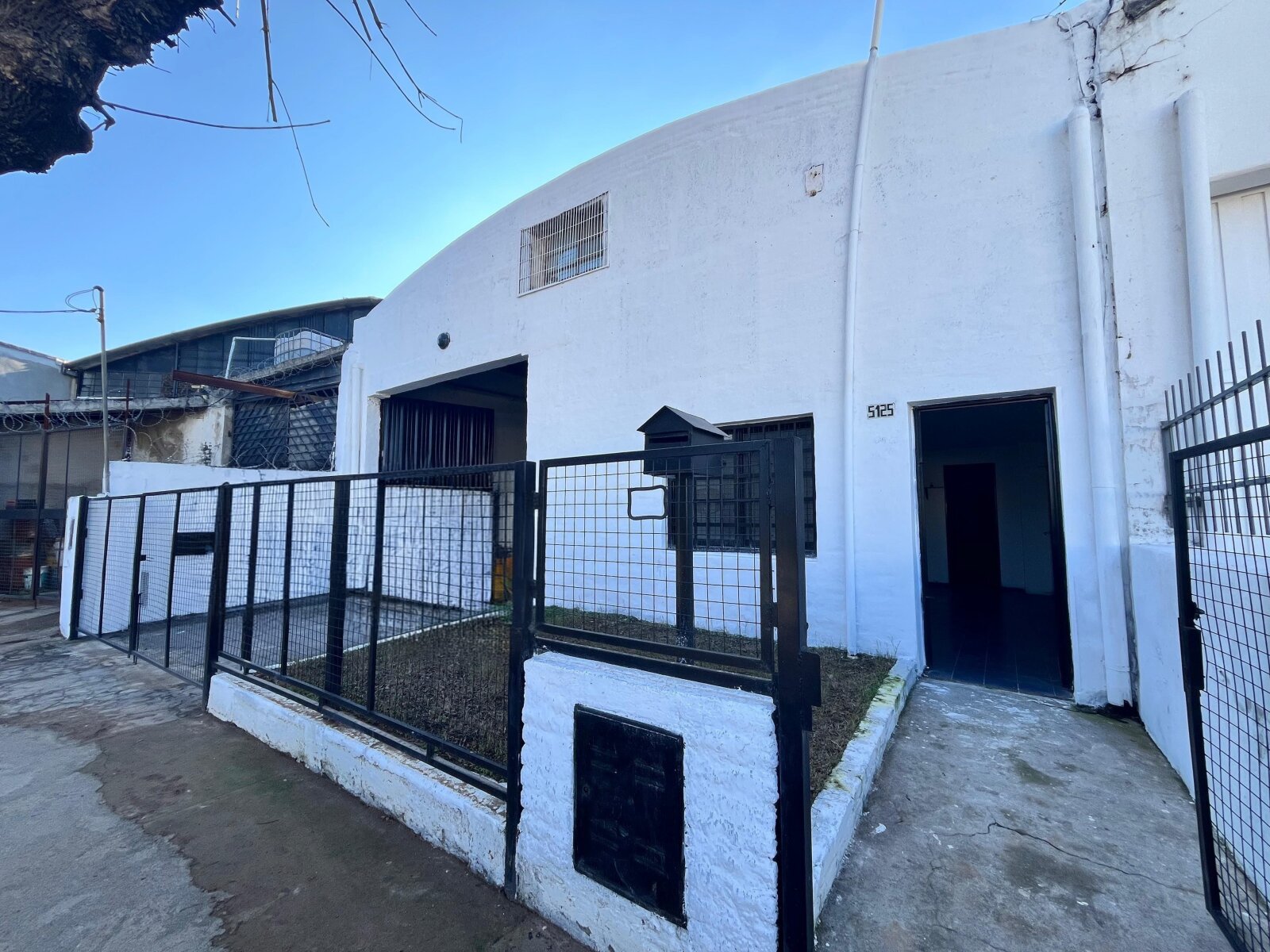 ALQUILO GALPÓN BARRIO DEAN FUNES - 1