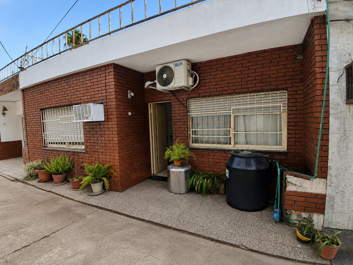 CASA DE PASILLO 2 DORMITOTIOS CON TERRAZA Y COCHERA - ARIJON 27 BIS - 1