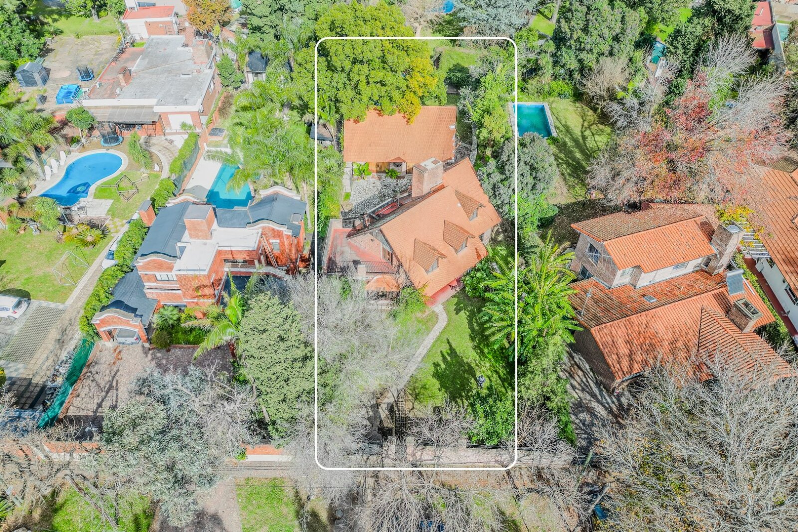 VENTA Casa con gran parque y pileta en Boulogne SAN ISIDRO - 1