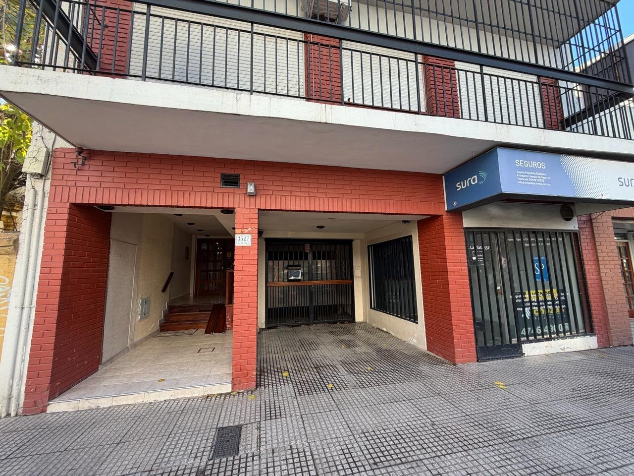 Alquiler departamento de 2 ambientes con patio en el centro de Santos Lugares - 1
