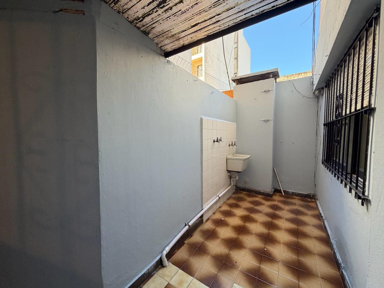 Alquiler departamento de 2 ambientes con patio en el centro de Santos Lugares - 17