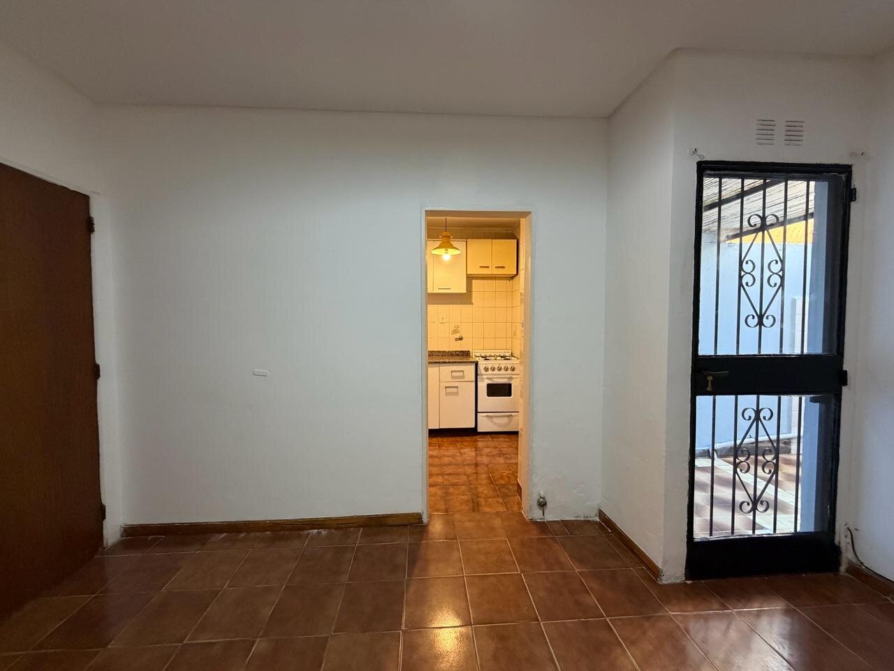 Alquiler departamento de 2 ambientes con patio en el centro de Santos Lugares - 5