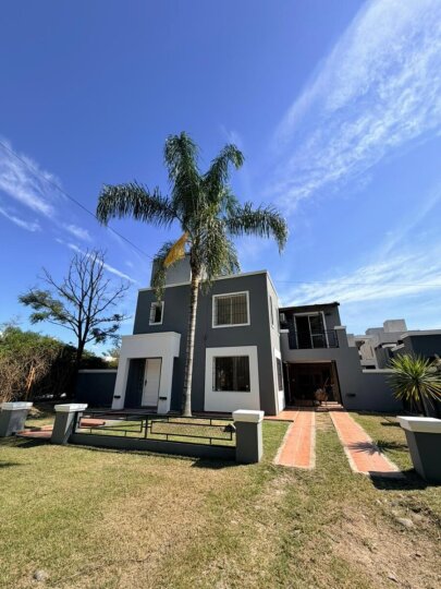 Casa en Housing 4 dorm y pileta- Recta Martinolli al 8000