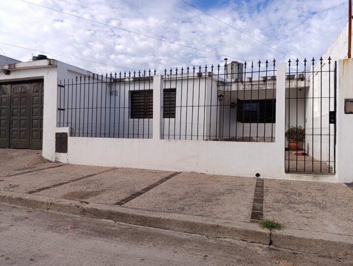CASA 3 DORMITORIOS B° URQUIZA