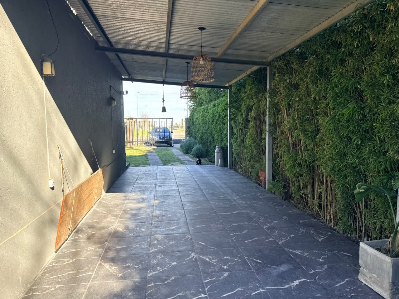 Casa en venta sobre calle Houssay 5880 amplio patio más pileta - 21