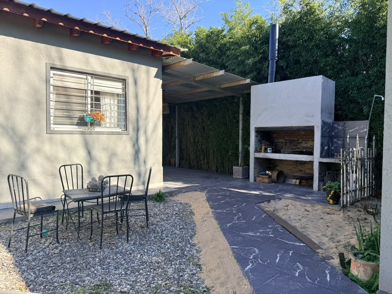 Casa en venta sobre calle Houssay 5880 amplio patio más pileta - 10