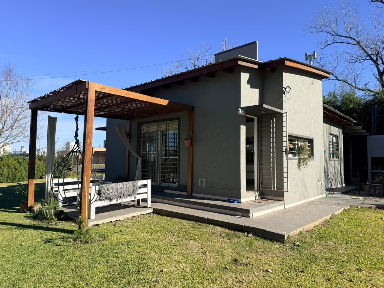 Casa en venta sobre calle Houssay 5880 amplio patio más pileta - 1