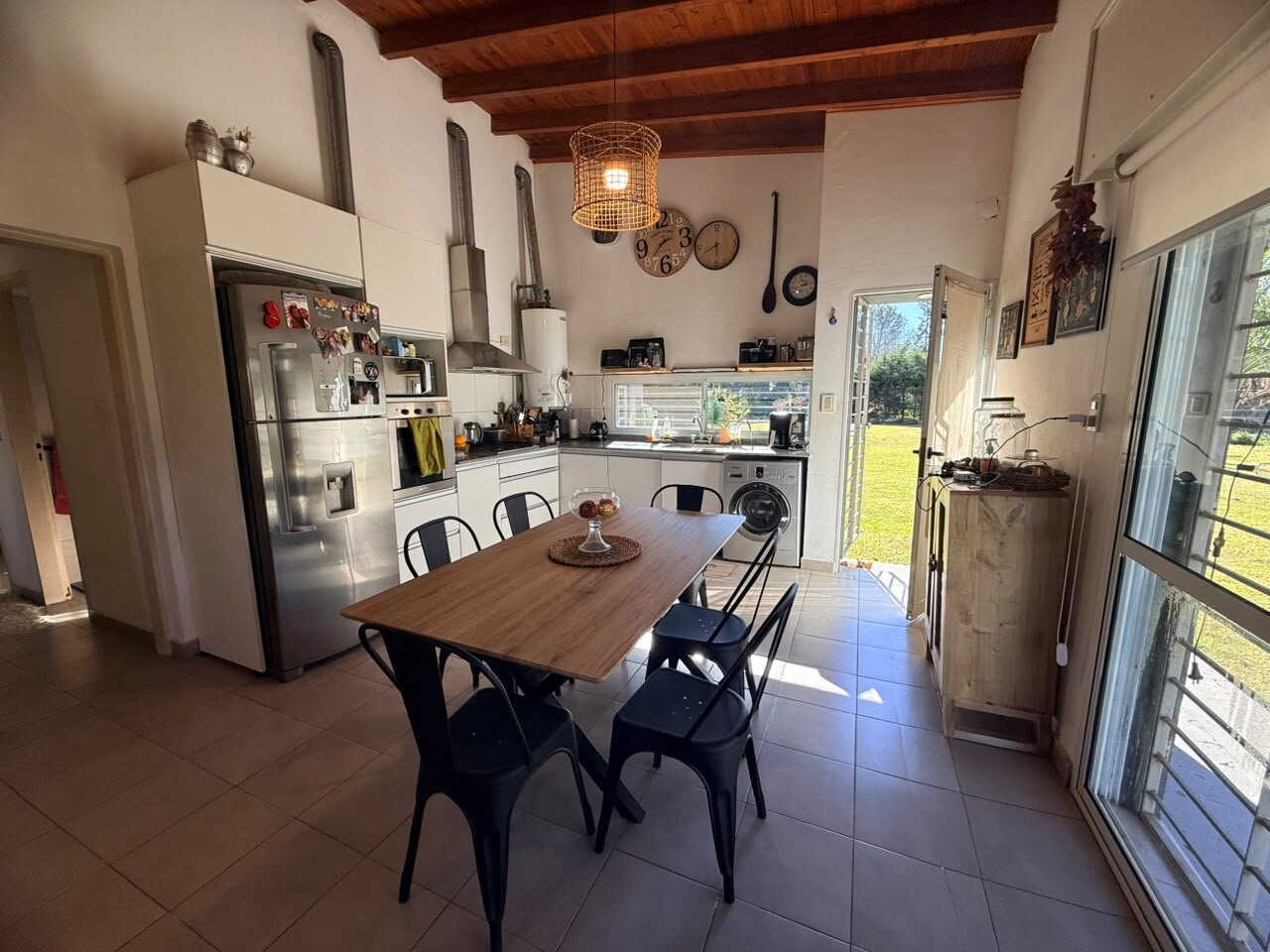 Casa en venta sobre calle Houssay 5880 amplio patio más pileta - 11
