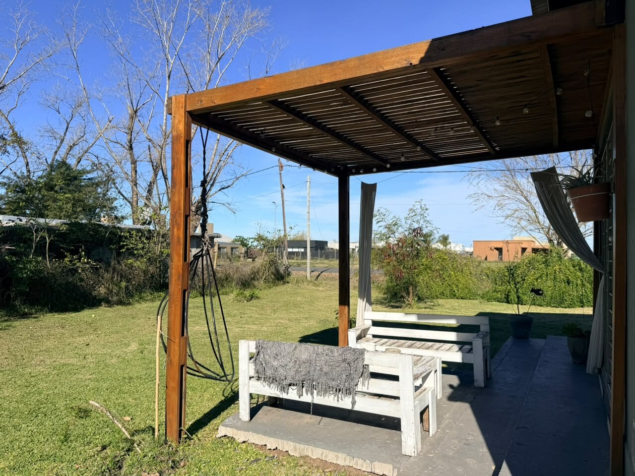 Casa en venta sobre calle Houssay 5880 amplio patio más pileta - 2