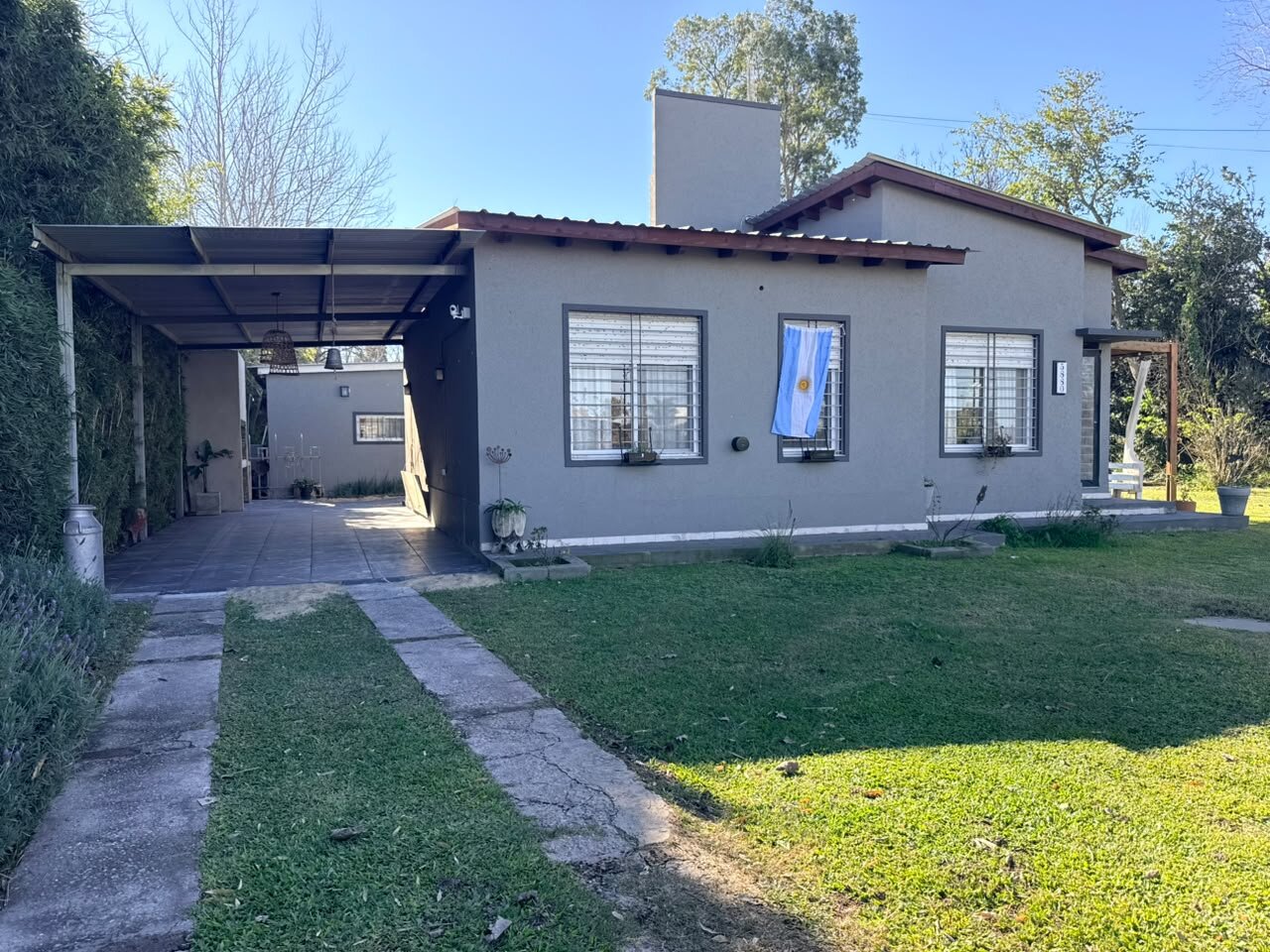 Casa en venta sobre calle Houssay 5880 amplio patio más pileta - 3