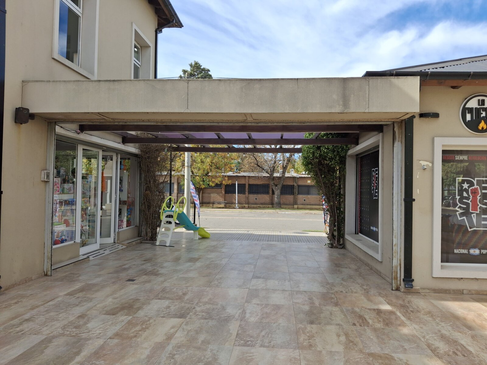 Ibarlucea: Portal de Ki, San Martin y Maipu Locales centricos en venta, Santa Fe, Argentina - 396