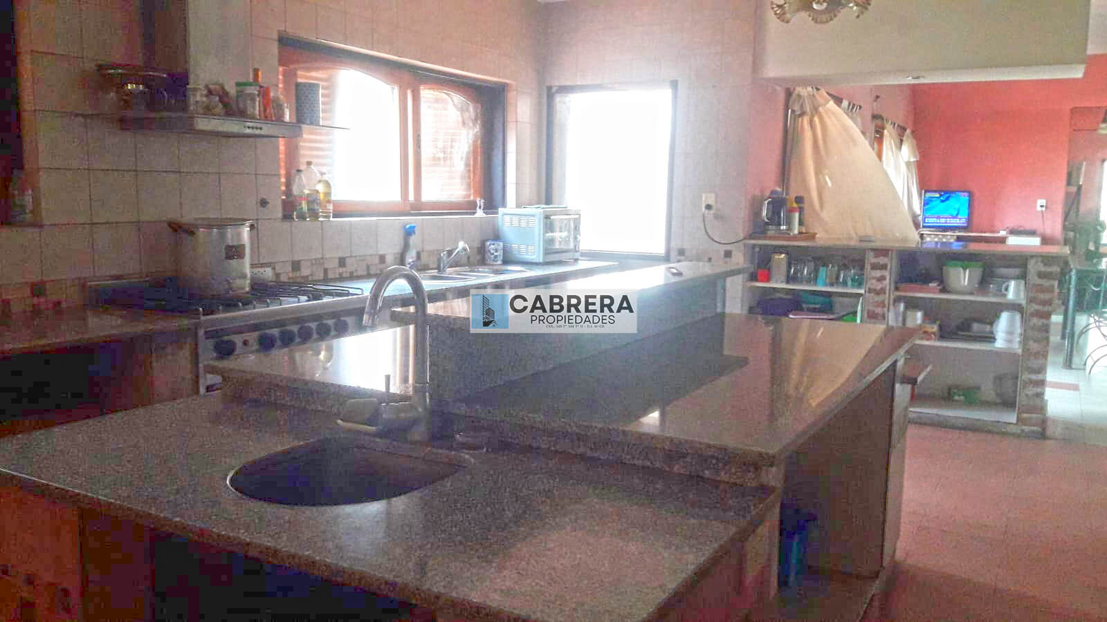 CASA 6 AMBIENTES EN VENTA EN EL CENTRO DE GENERAL RODRIGUEZ - 1