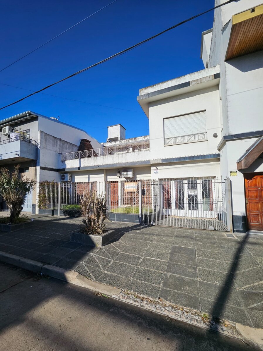 VENTA 5 AMBIENTES EXCELENTE CONSTRUCCIÓN - 1