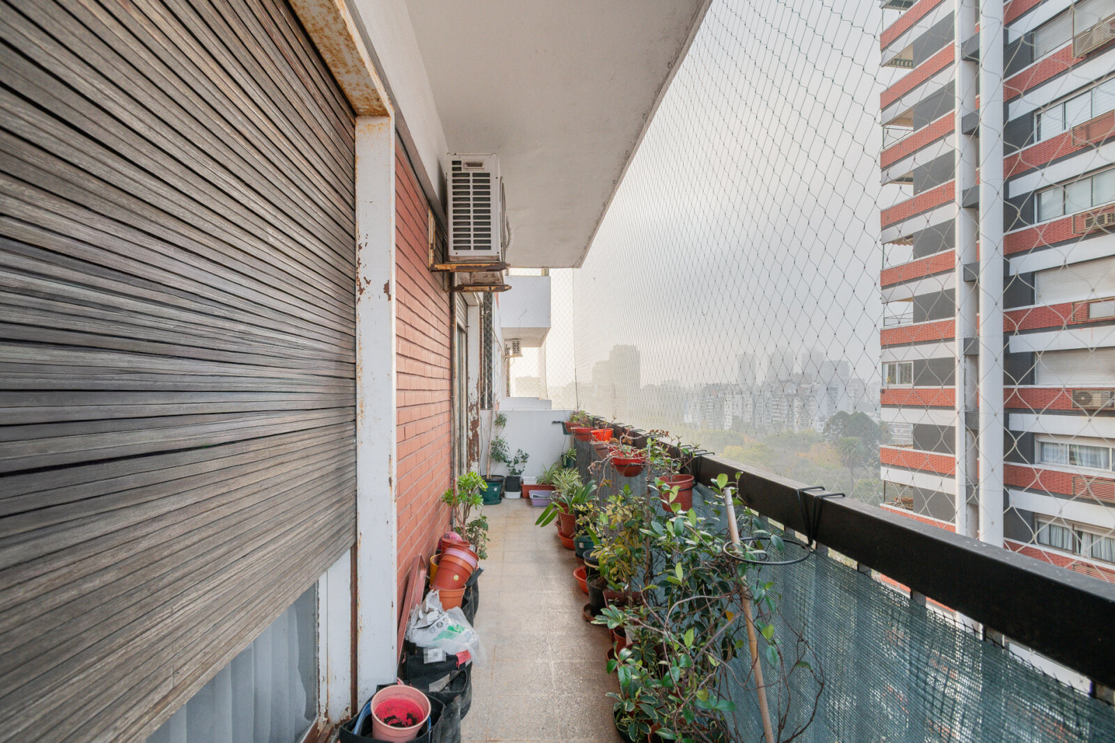 DEPARTAMENTO . FRENTE . VISTA A ESPACIOS VERDES - 2