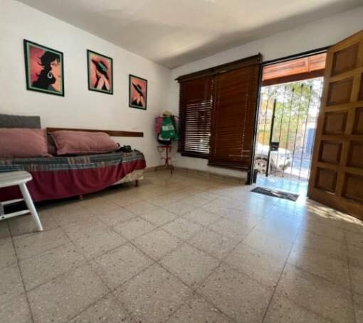 003-Casa de 3 dormitorios con cochera  y patio  + Departamento 1 dorm. con patio Barrio San Fernando - Imagen 2