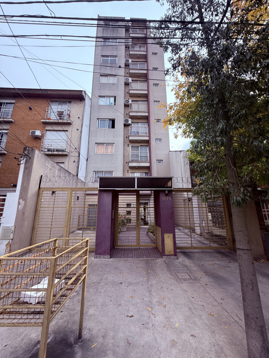 Departamento de Dos Ambientes en Alquiler en Moron - 2