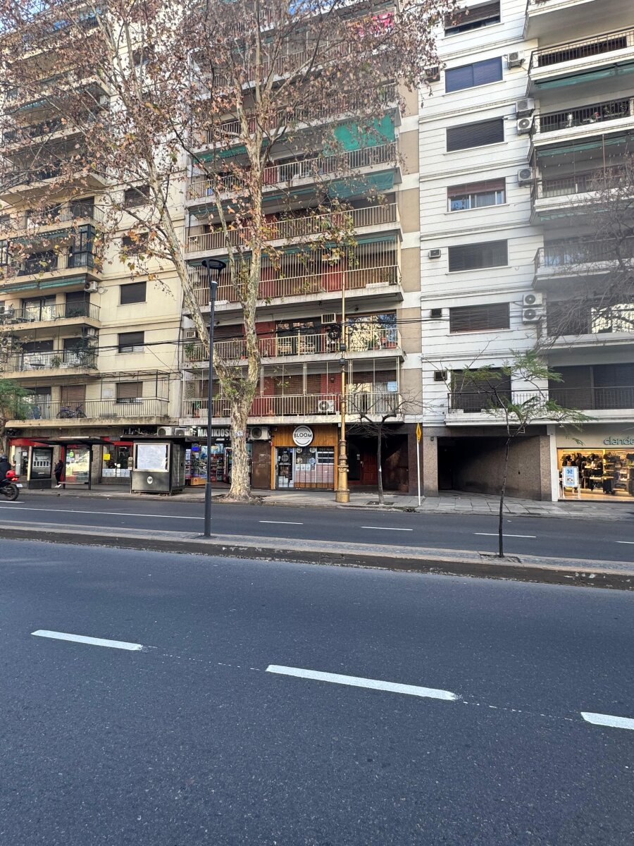 Alquiler. Local Comercial sobre Av Montes de Oca. Con Sotano. Barracas. - 2